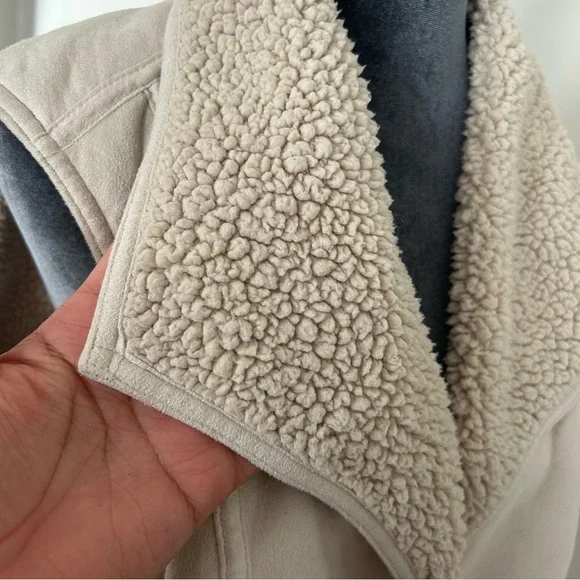 Women's Cream Shearling Vest - Picture 4 of 9